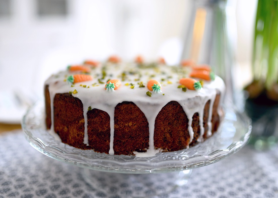 Carrot cake decorating